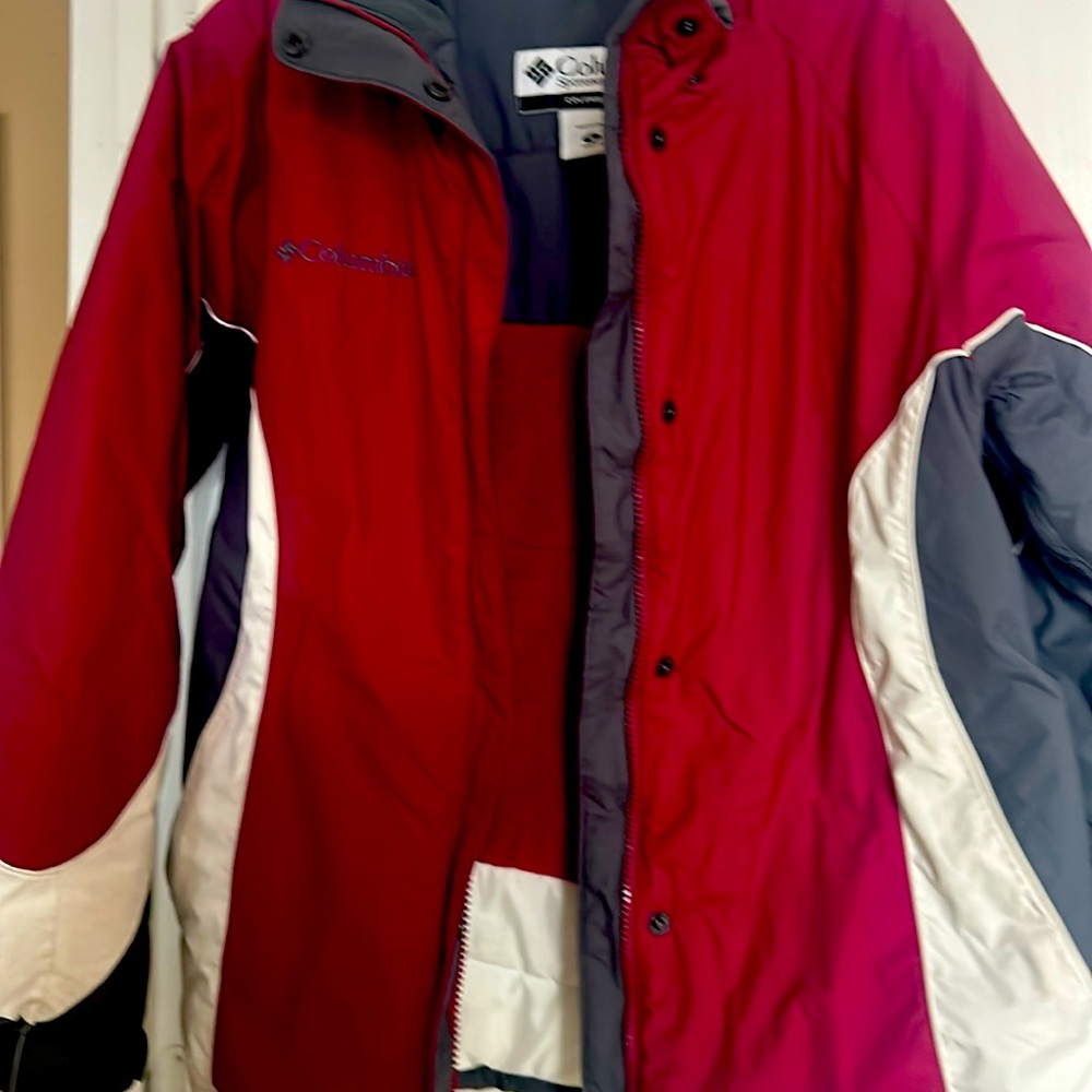 Very good condition 
This cute wat resistant jacket has been worn a few times